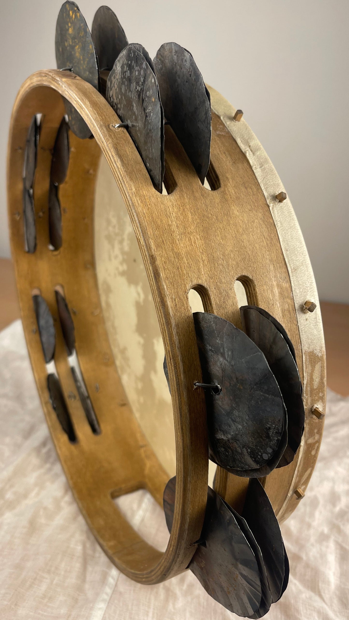 Back view of Itria tamburello 38 cm with window-style handle