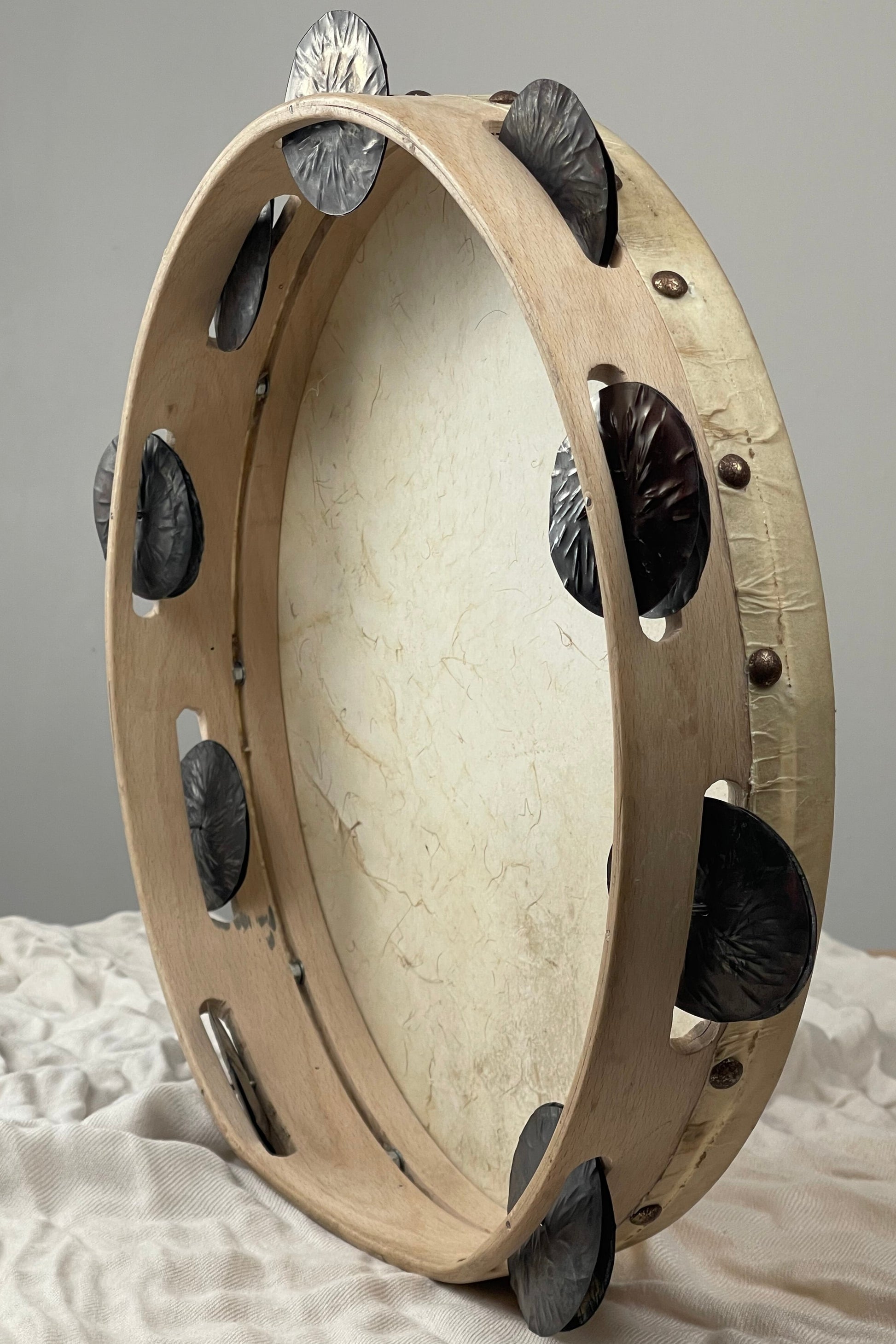 Back view showing tuning hardware – SUD tamburello by QuintoLab