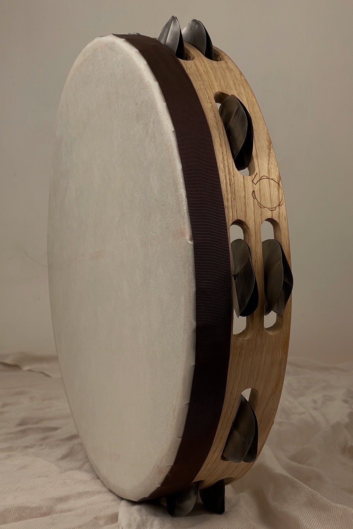 Dena hybrid frame drum – 38 cm oak shell with chains and synthetic head