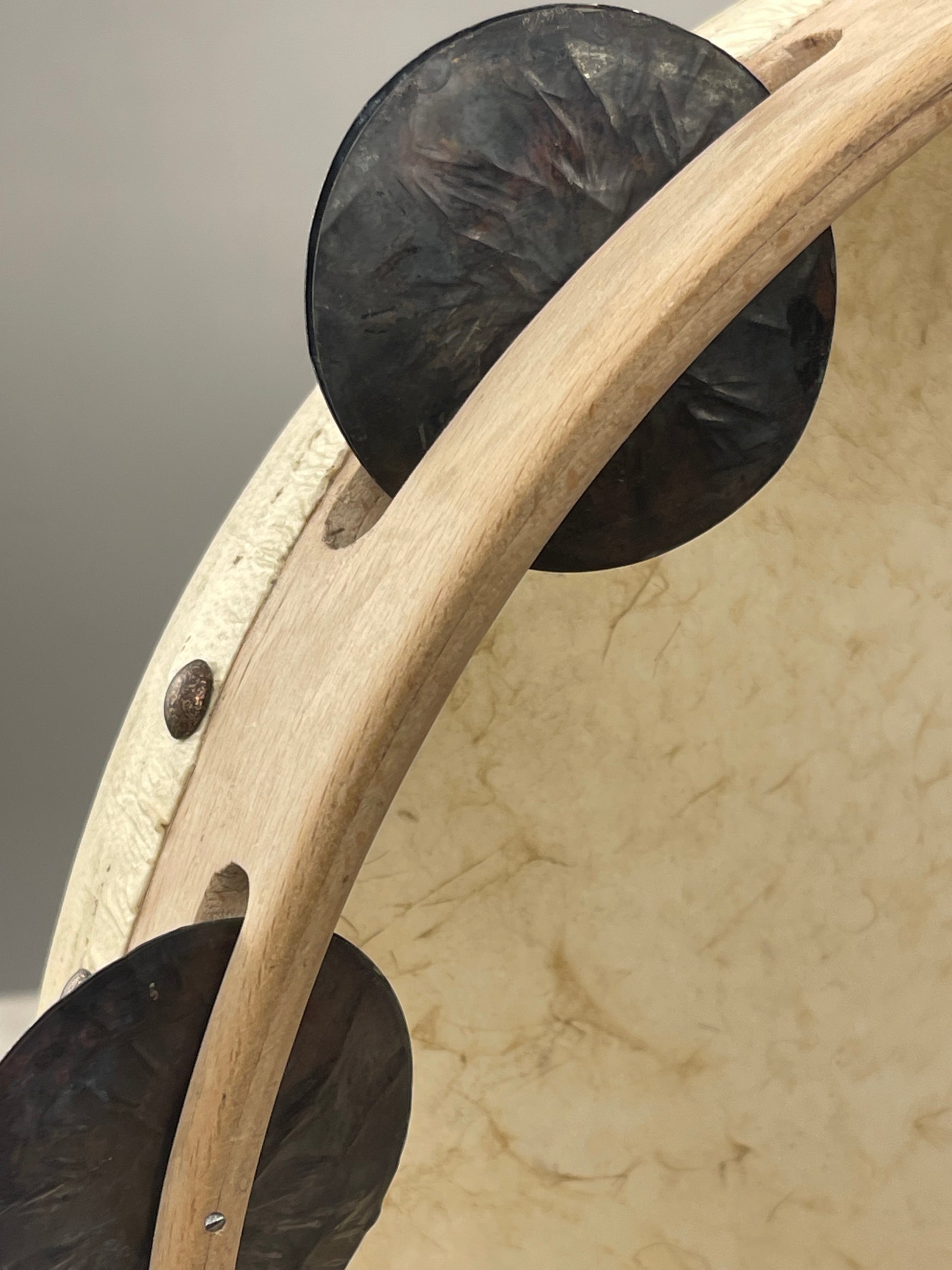 Dettaglio dei sonagli trattati al fuoco sul tamburello SUD di QuintoLab