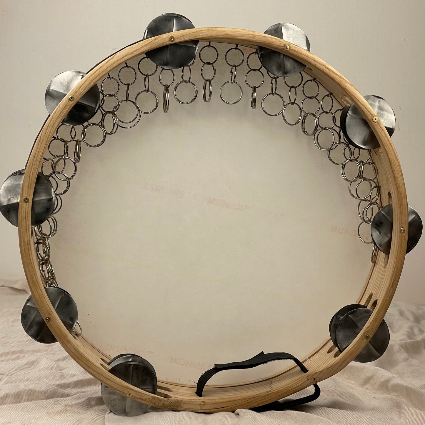 Dettaglio della pelle sintetica bianca e sistema di accordatura