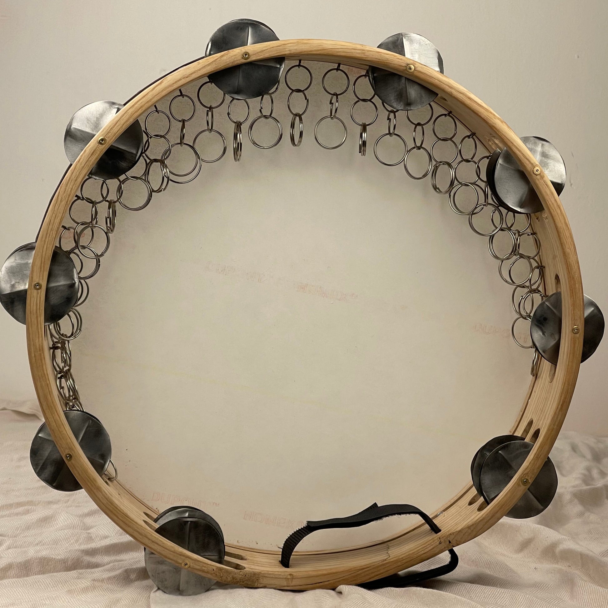 Dettaglio della pelle sintetica bianca e sistema di accordatura