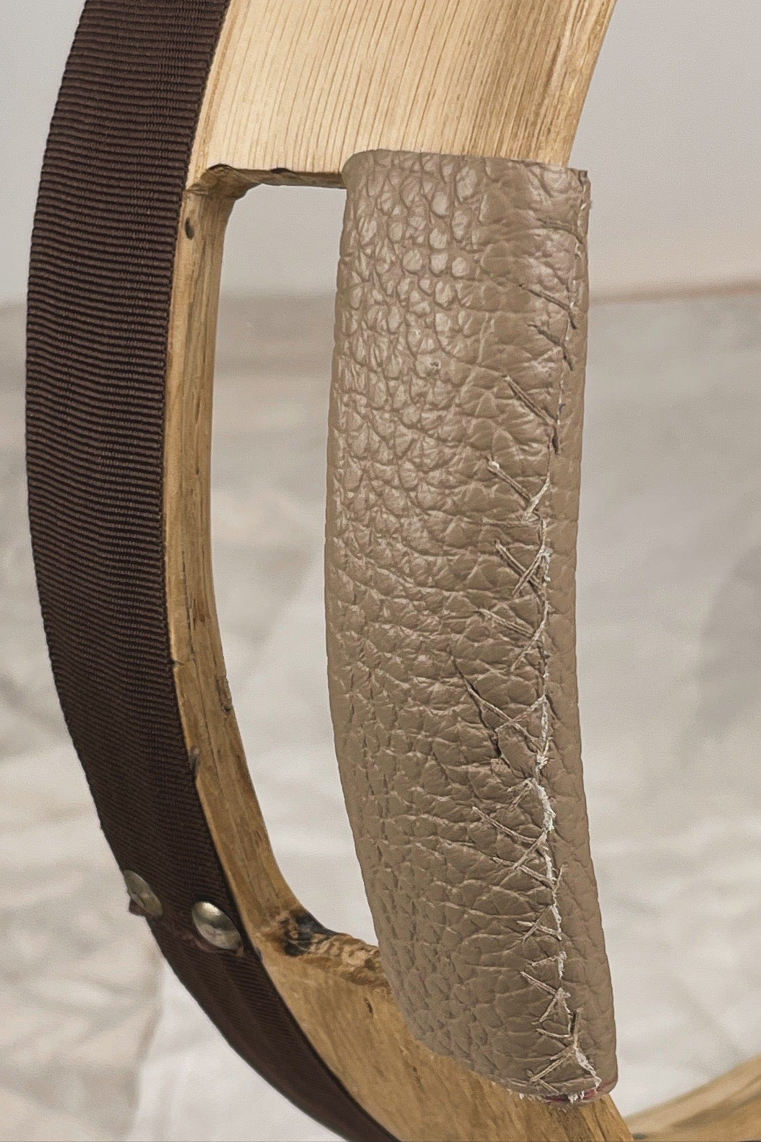 Dettaglio pelle Mylar e sonagli battuti a mano