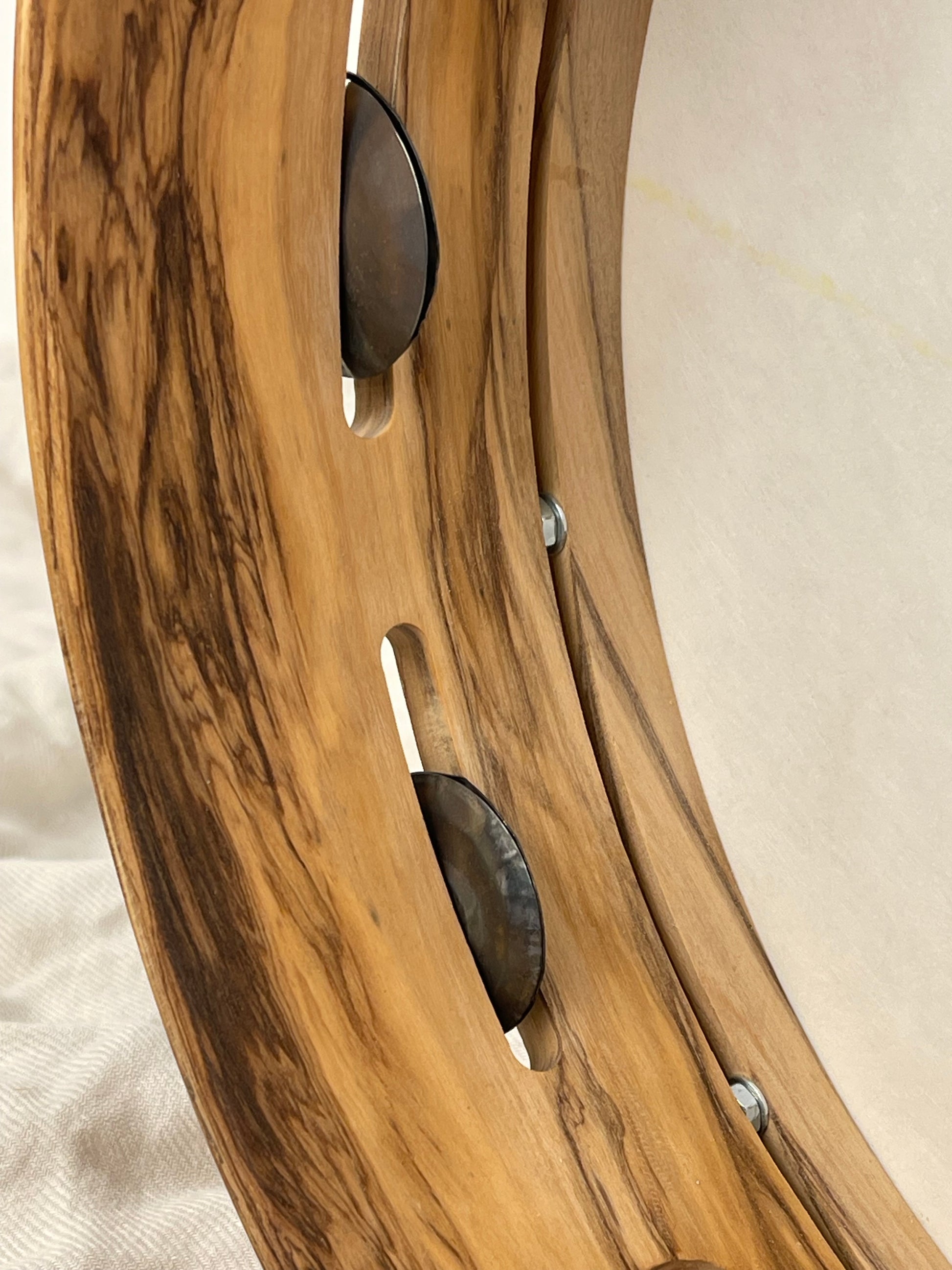 Dettaglio sonagli in ottone battuto – EUFORIA tamburello