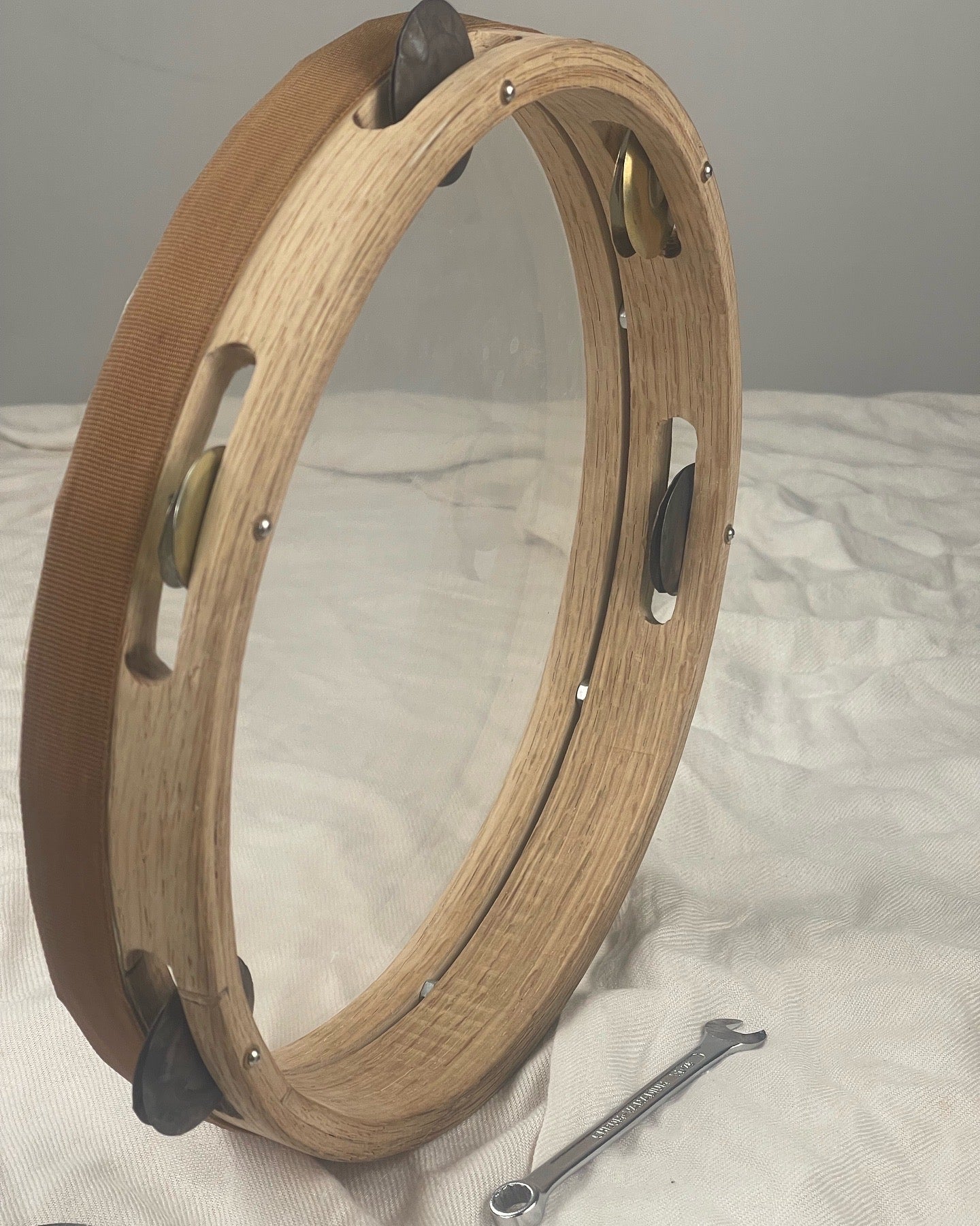 Front view of Cerro tamburello – 5 cm oak frame with transparent Mylar head and 5 pairs of interchangeable jingles