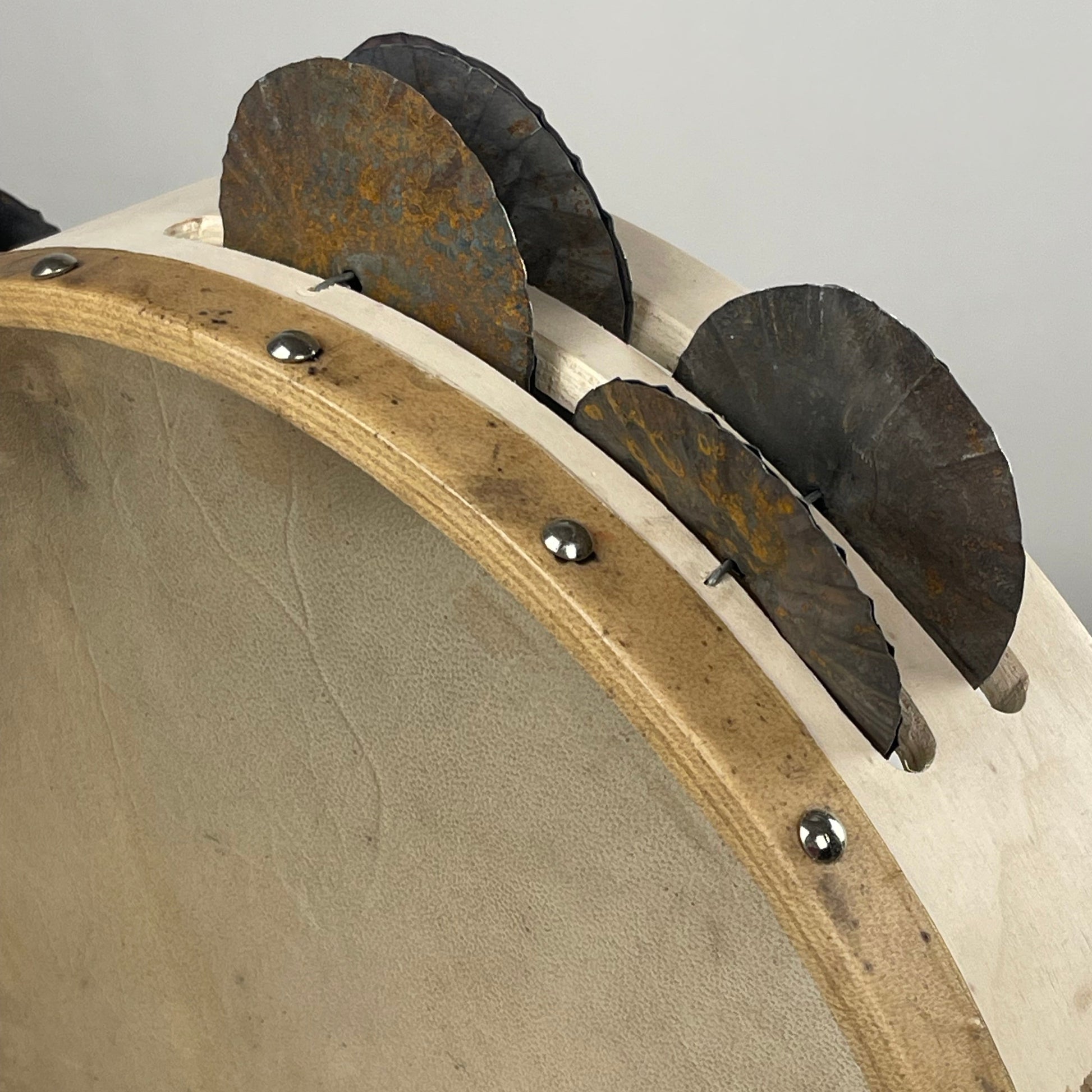 Poplar wood tamburello with 16 tin jingles