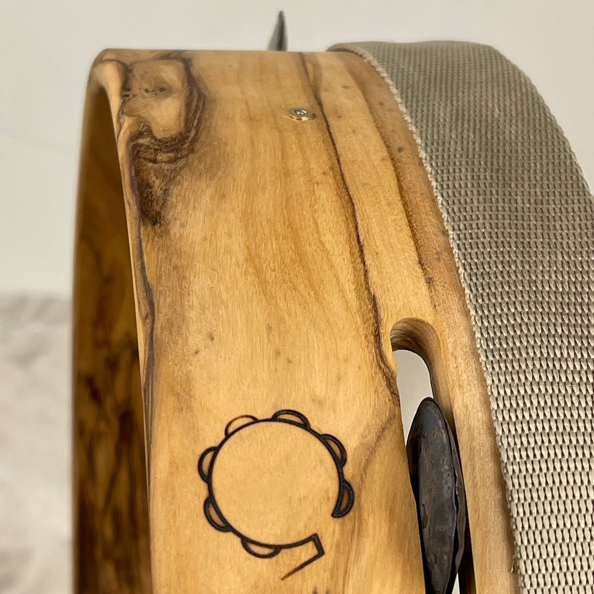 Primo piano dell’impugnatura a finestra scolpita