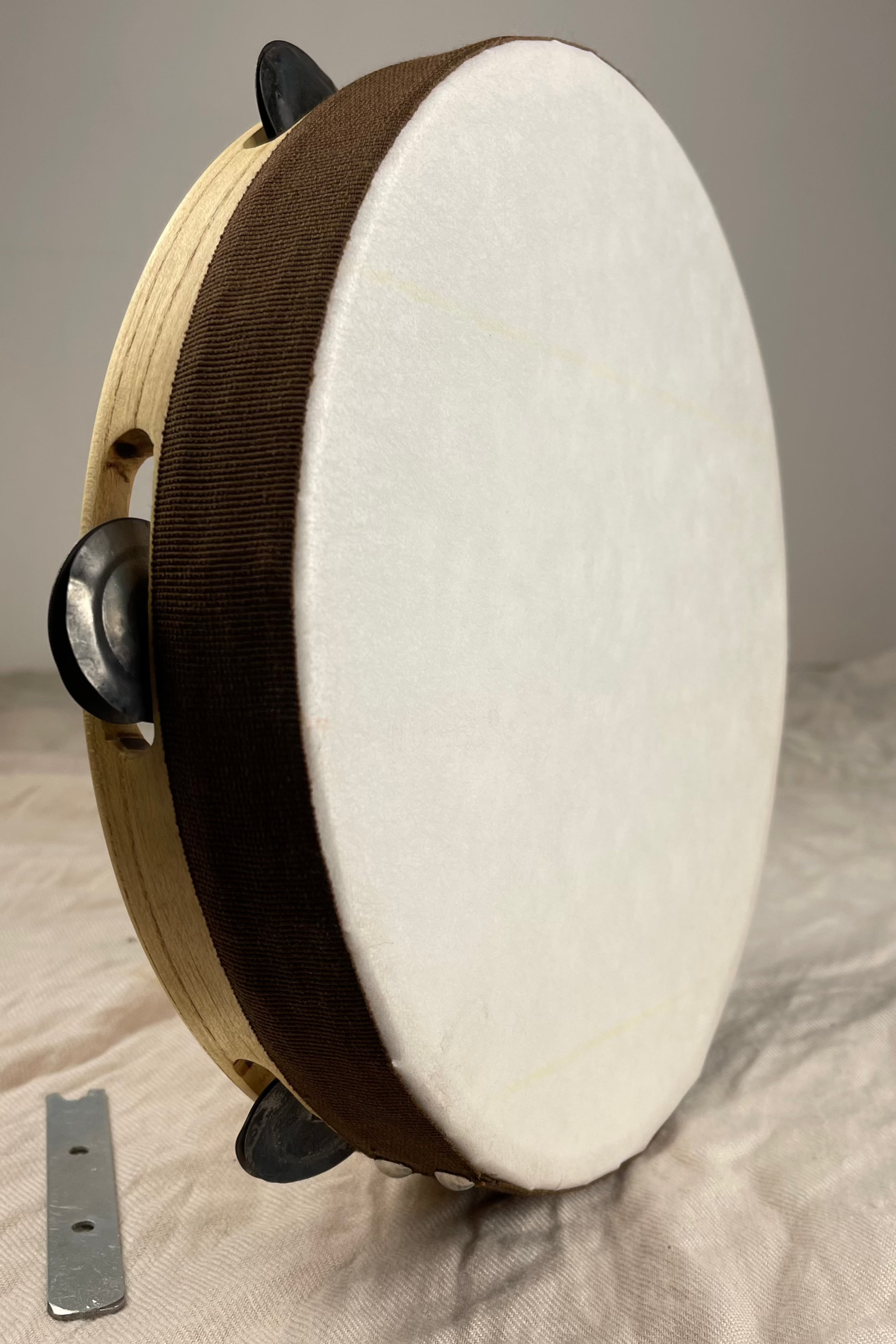 SPIGA tamburello – front view, 8 inch mulberry frame with white head