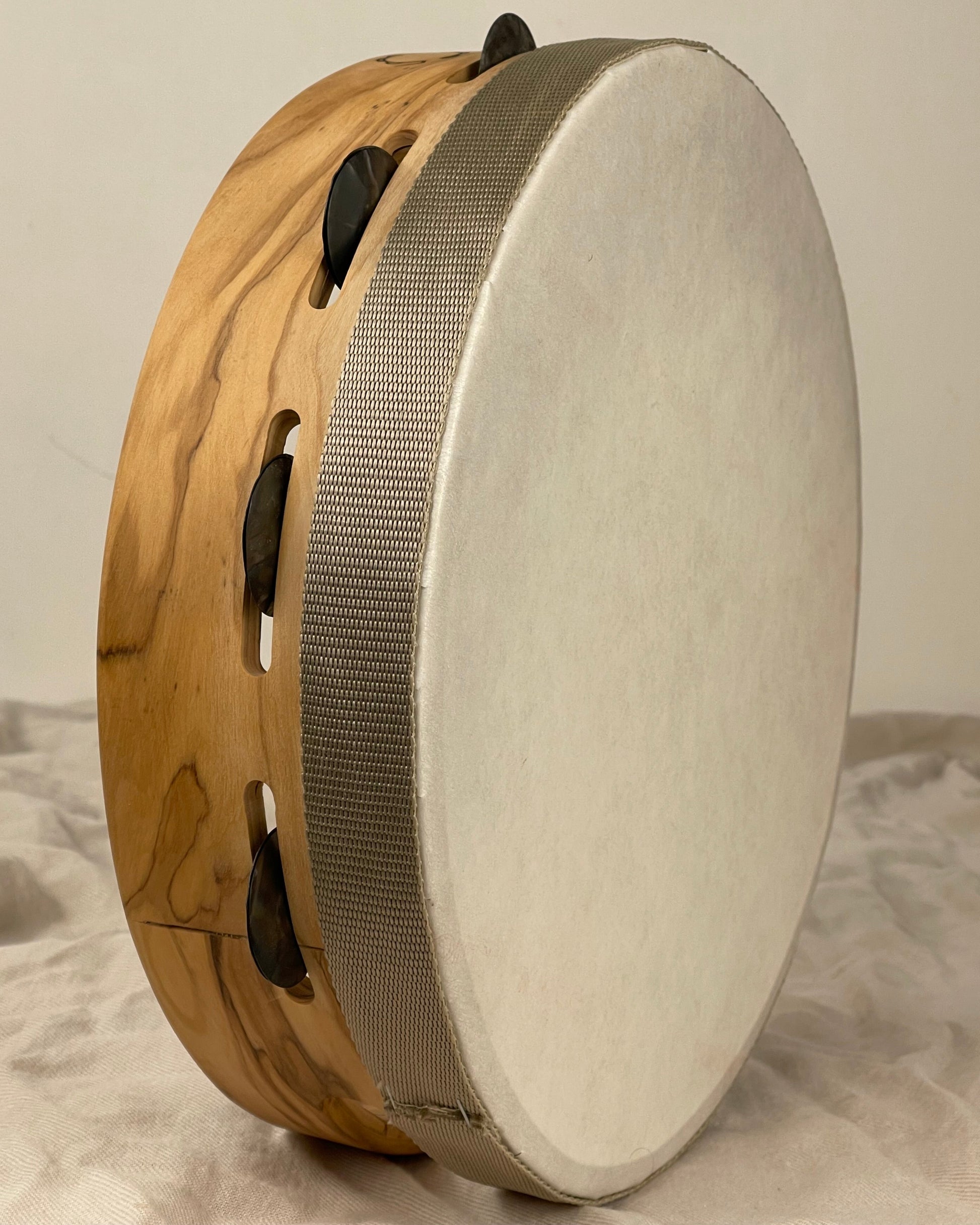 Side view showing 8 cm deep shell and window grip