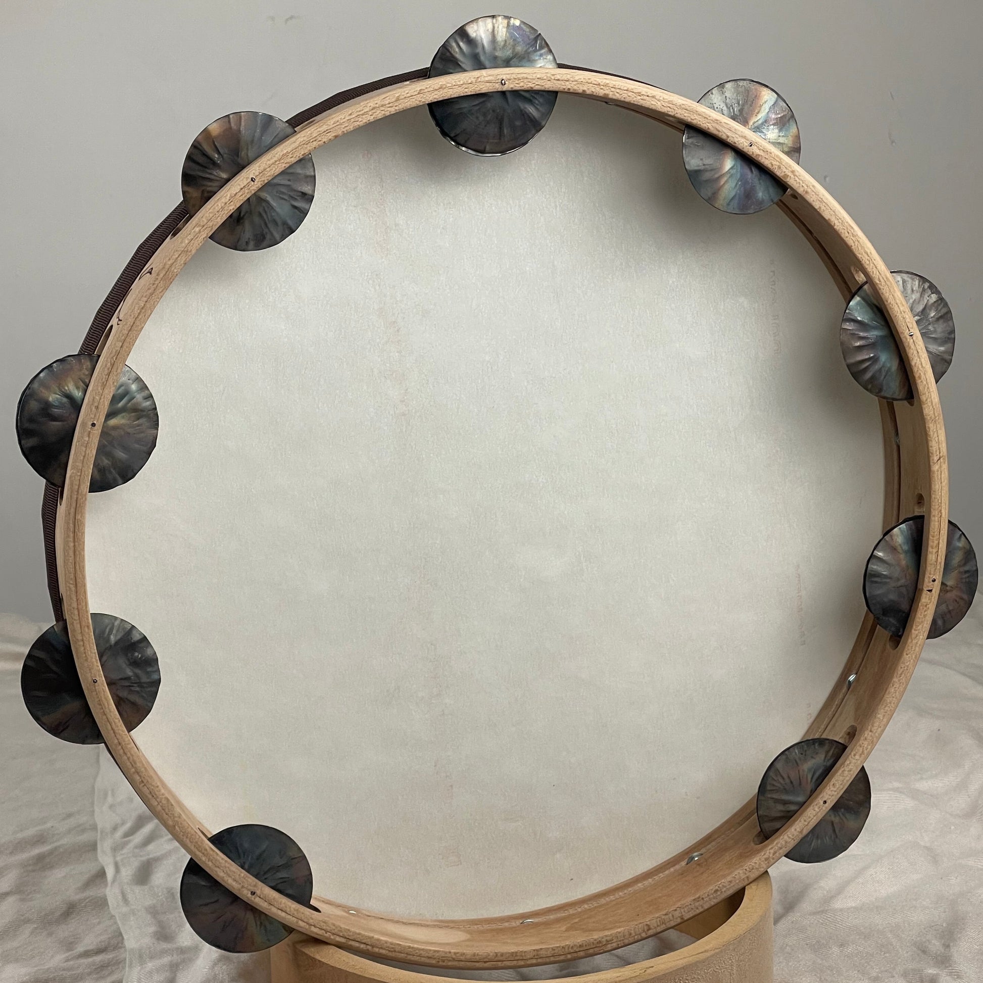 Tunable tambourine with 9 brass jingles and matte finish