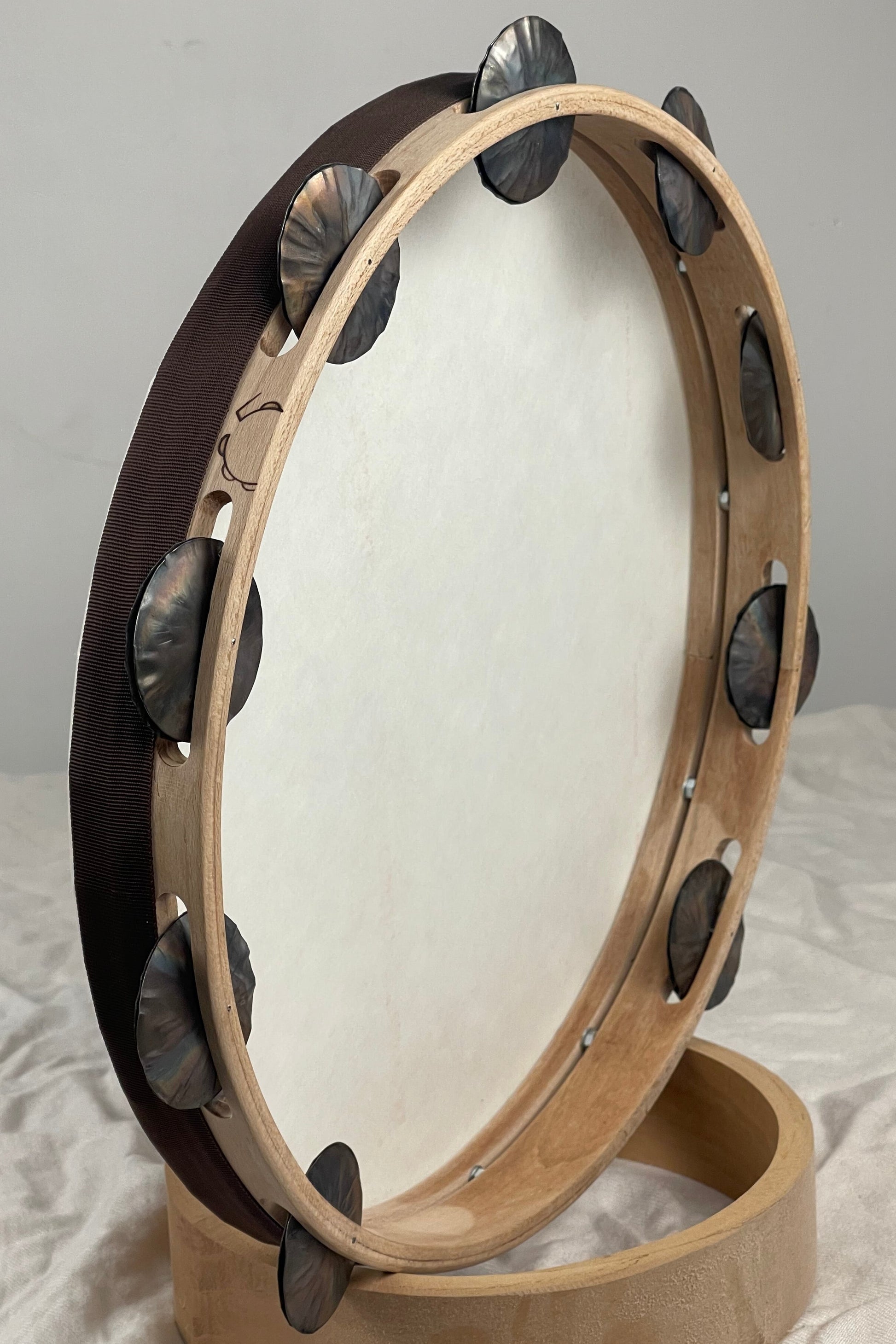 Vista laterale di Luce con viti di accordatura e cornice bassa