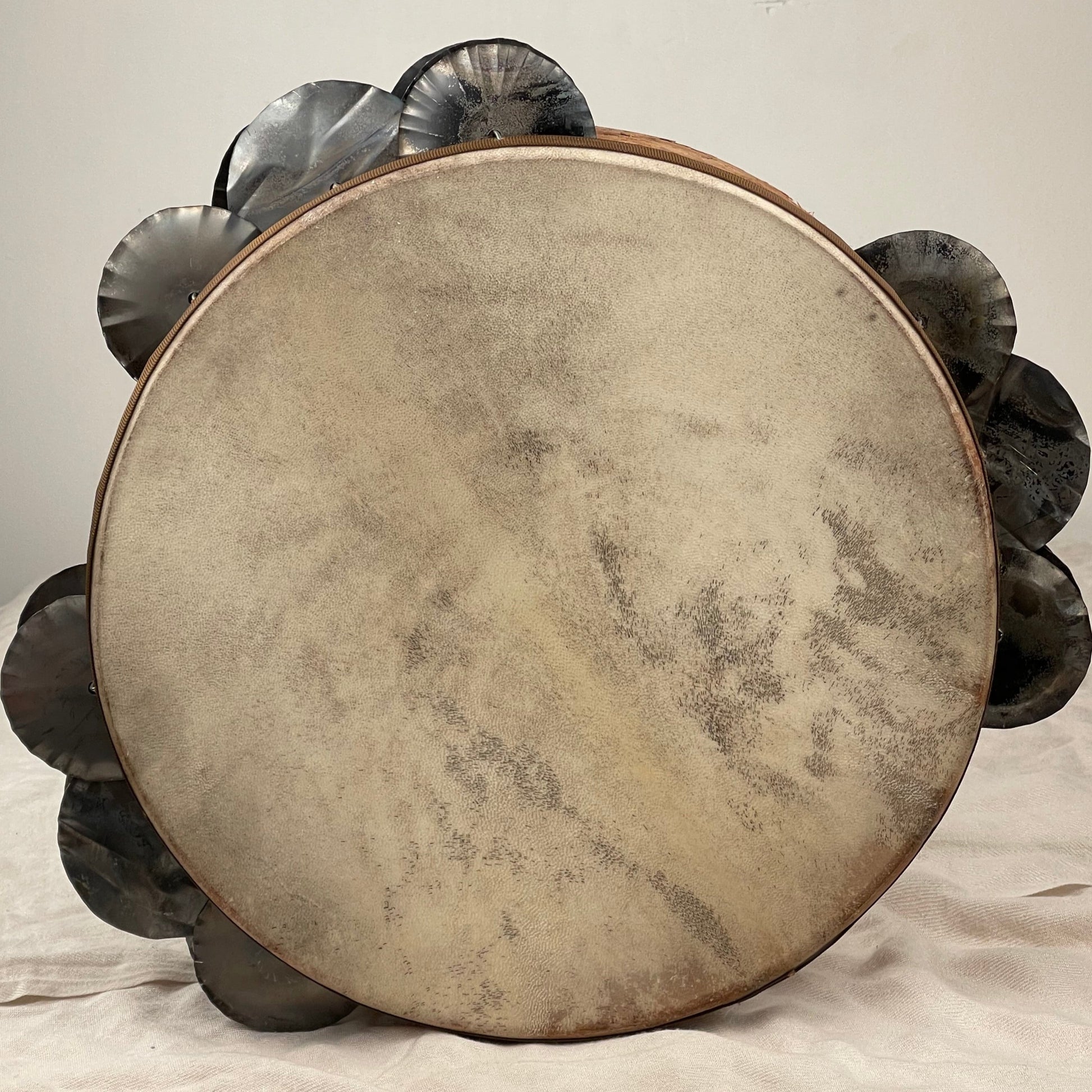 Tamburello calabrese tradizionale con cornice in mogano e pelle di capra conciata a mano